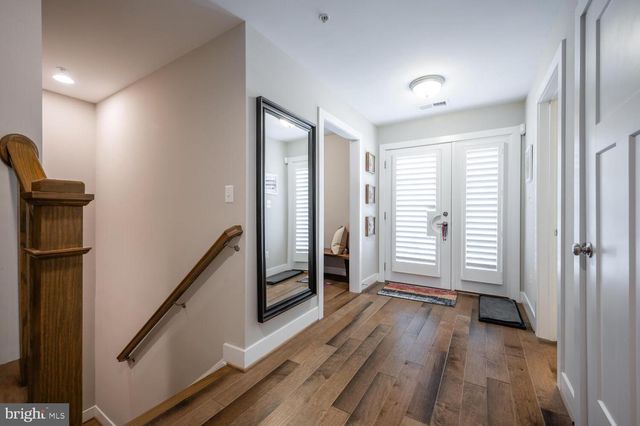 1126 N STUART ST, Arlington, VA 22201