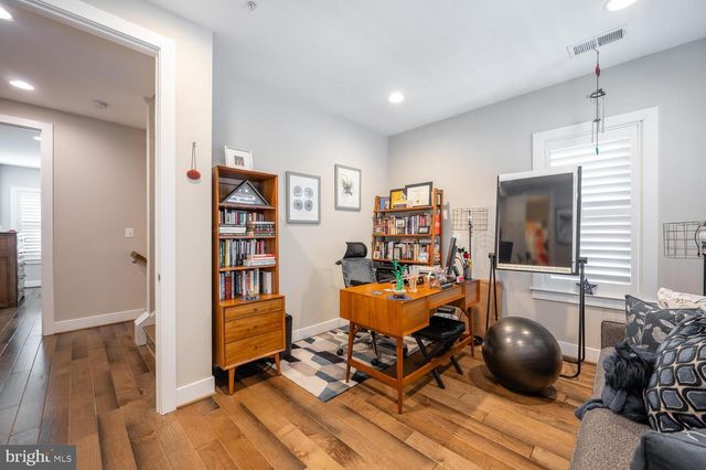 1126 N STUART ST, Arlington, VA 22201