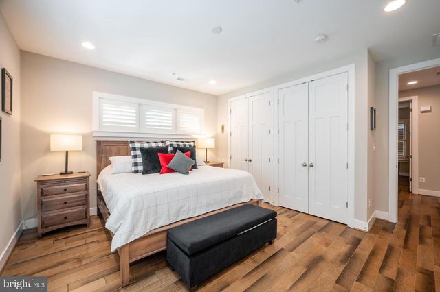 1126 N STUART ST, Arlington, VA 22201