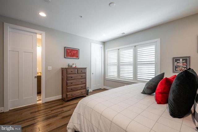 1126 N STUART ST, Arlington, VA 22201