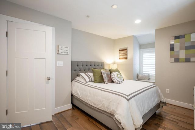 1126 N STUART ST, Arlington, VA 22201