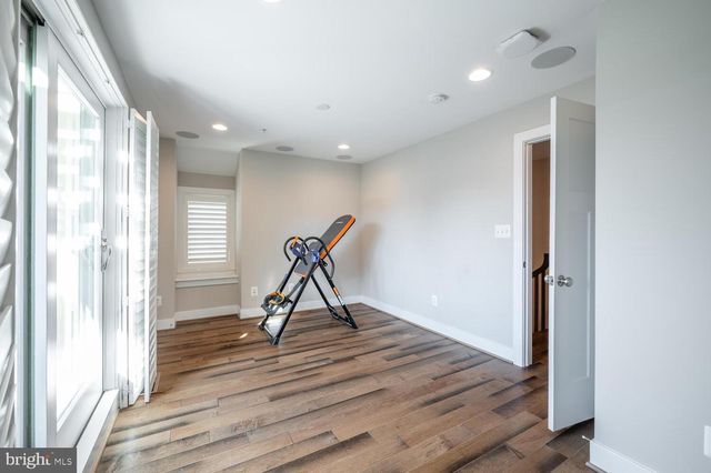 1126 N STUART ST, Arlington, VA 22201