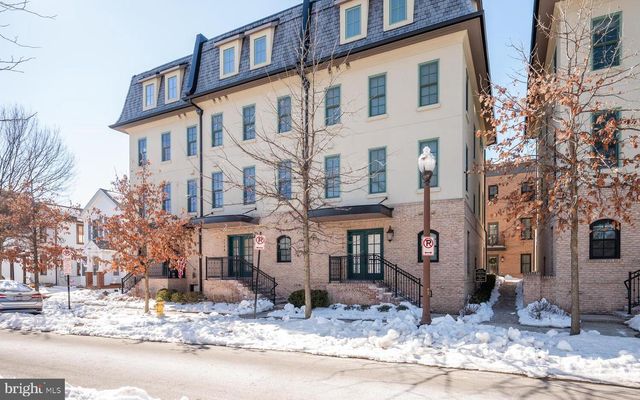 1126 N STUART ST, Arlington, VA 22201