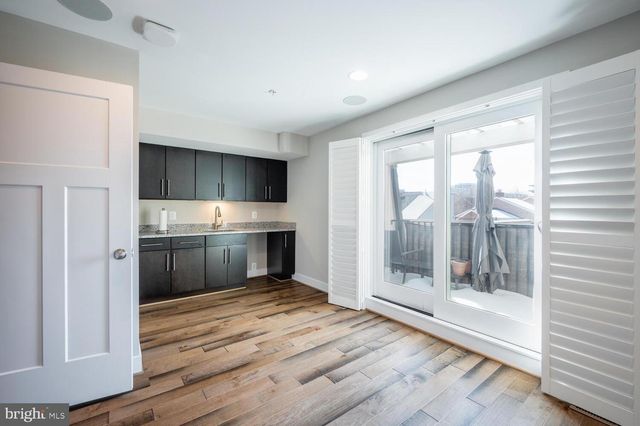 1126 N STUART ST, Arlington, VA 22201