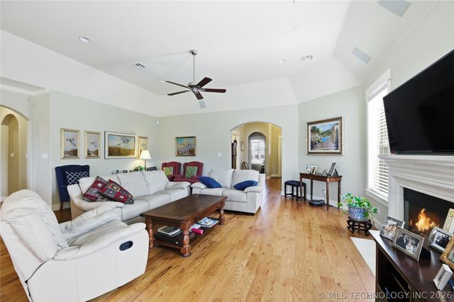 8410 S Nogales Avenue W, Tulsa, OK 74132