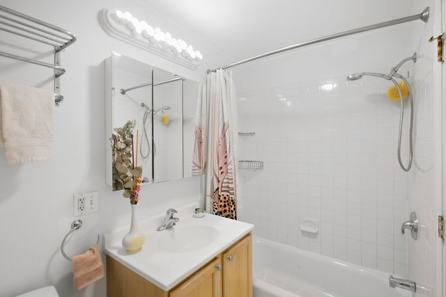 827 W LAWRENCE Avenue 1S, Chicago, IL 60640