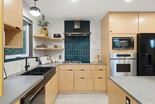 1652 Kentfield Avenue, Redwood City, CA 94061