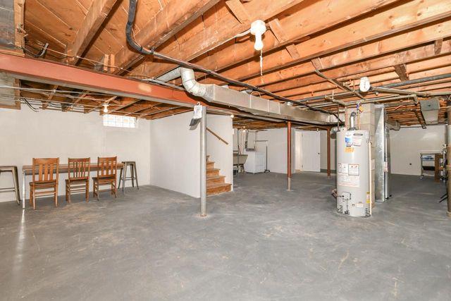 2440 S 81st STREET, West Allis, WI 53219