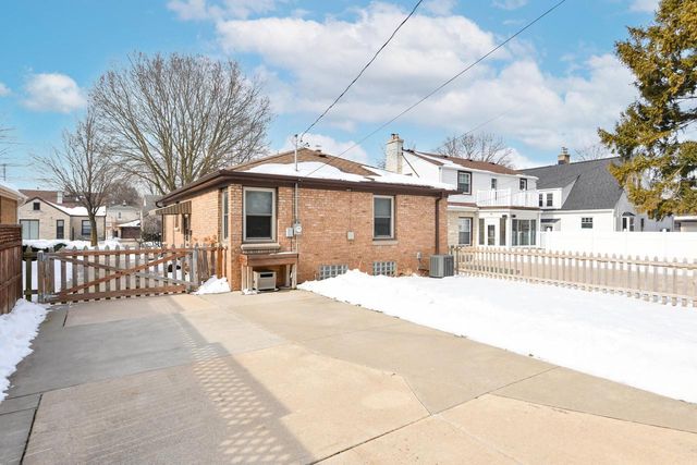 2440 S 81st STREET, West Allis, WI 53219