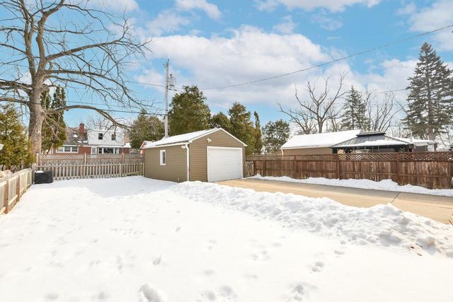 2440 S 81st STREET, West Allis, WI 53219