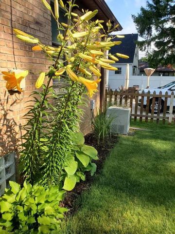 2440 S 81st STREET, West Allis, WI 53219