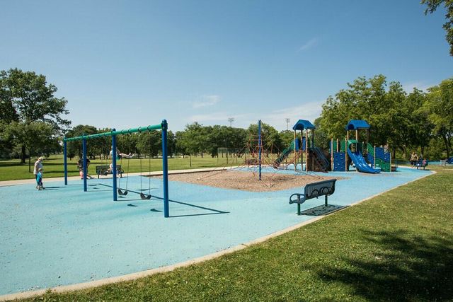 2440 S 81st STREET, West Allis, WI 53219