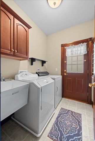 261 Johnson Woods Drive, Batavia, IL 60510
