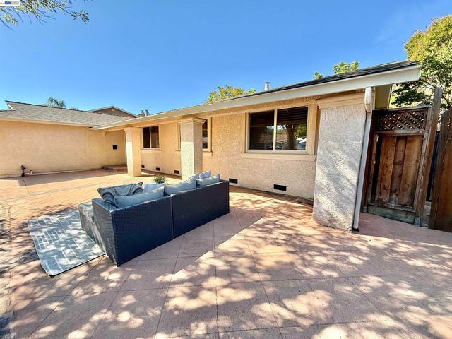 2249 Stonebridge Rd, Livermore, CA 94550