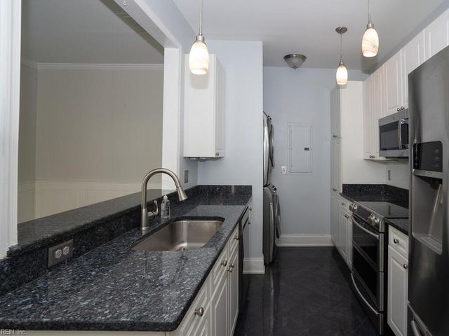 2028 Smallbrooke CT, Virginia Beach, VA 23454