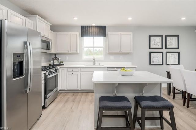 402 Braden LN, Suffolk, VA 23432