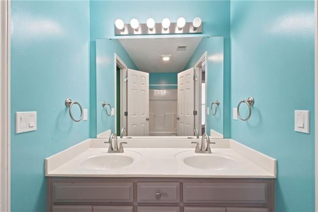 808 SW 33rd Street, Lee's Summit, MO 64082