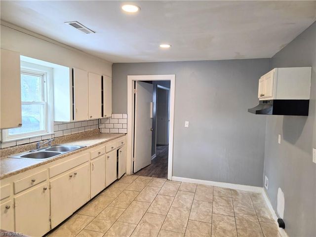 1025 E Devonshire Street, Winston-salem, NC 27107