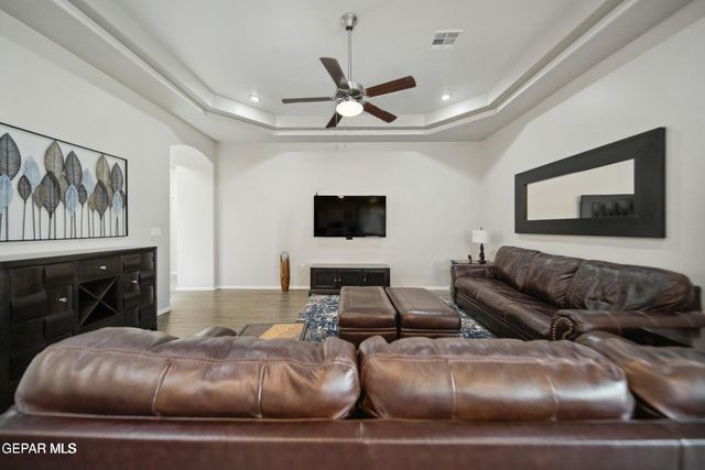 1091 IRON HILL Avenue, Santa Teresa, NM 88008