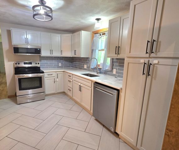 1 Jessica Lane, Derry, NH 03038