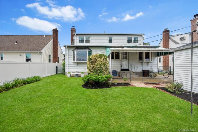 110 Barwick Boulevard, Mineola, NY 11501