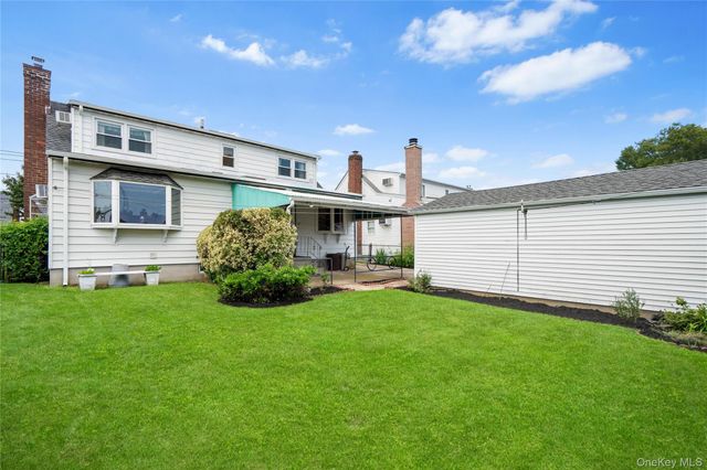 110 Barwick Boulevard, Mineola, NY 11501