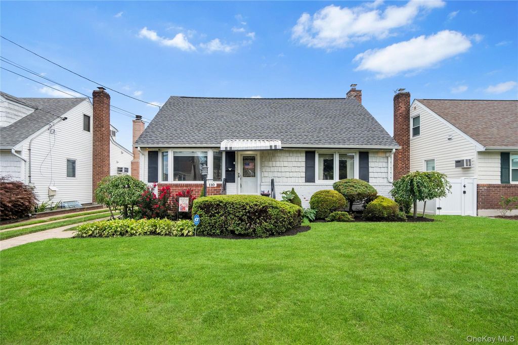 110 Barwick Boulevard, Mineola, NY 11501