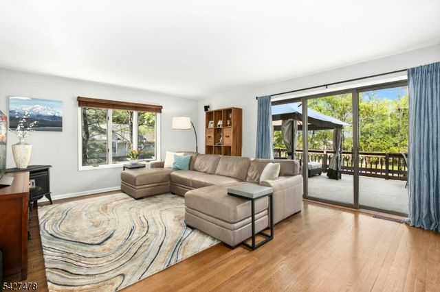 25 Ravenswood Ln, Scotch Plains Twp., NJ 07076