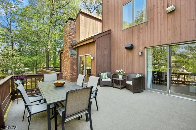 25 Ravenswood Ln, Scotch Plains Twp., NJ 07076