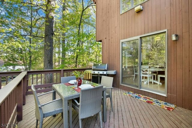 25 Ravenswood Ln, Scotch Plains Twp., NJ 07076
