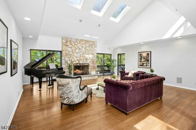 25 Ravenswood Ln, Scotch Plains Twp., NJ 07076