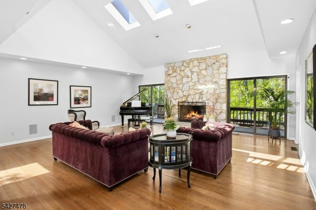 25 Ravenswood Ln, Scotch Plains Twp., NJ 07076