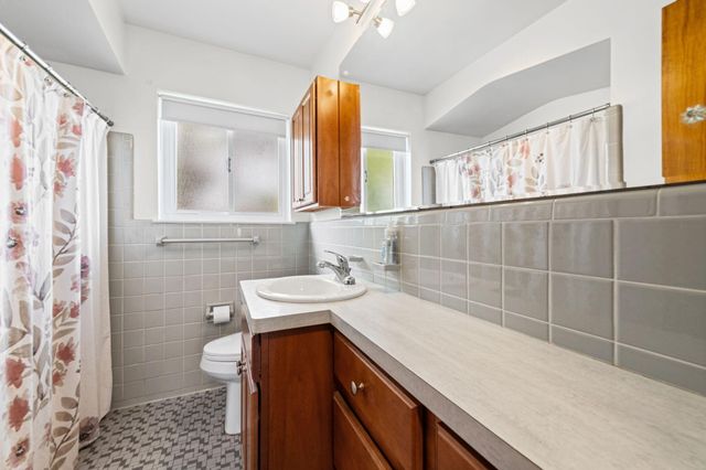 26912 W Davison, Redford, MI 48239
