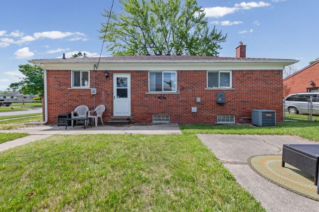 26912 W Davison, Redford, MI 48239