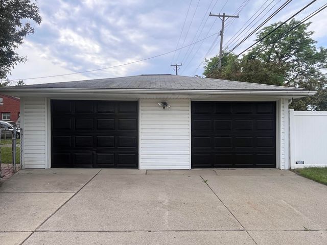 26912 W Davison, Redford, MI 48239
