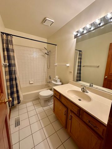 4216 White Ash Road, Crystal Lake, IL 60014