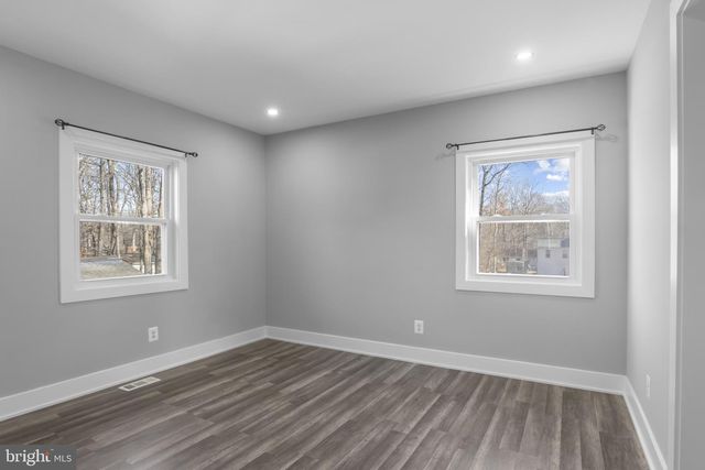 5 BREEZY HILL DR, Stafford, VA 22556