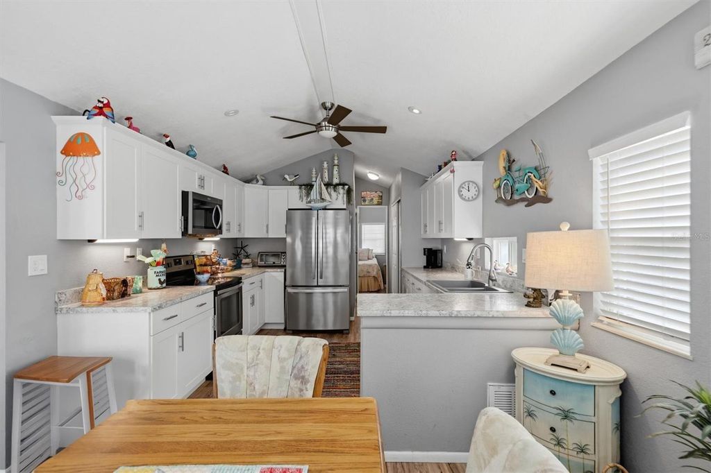 Image 12 of property listing at 1674 UNIVERSITY PKWY 41, Sarasota, FL 34243