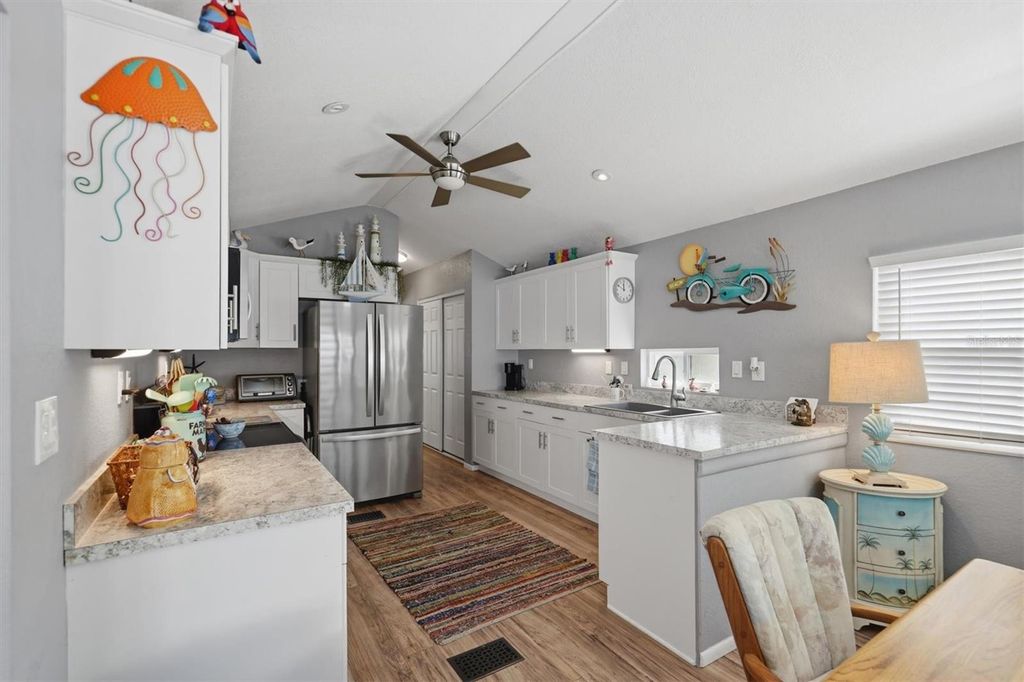 Image 13 of property listing at 1674 UNIVERSITY PKWY 41, Sarasota, FL 34243