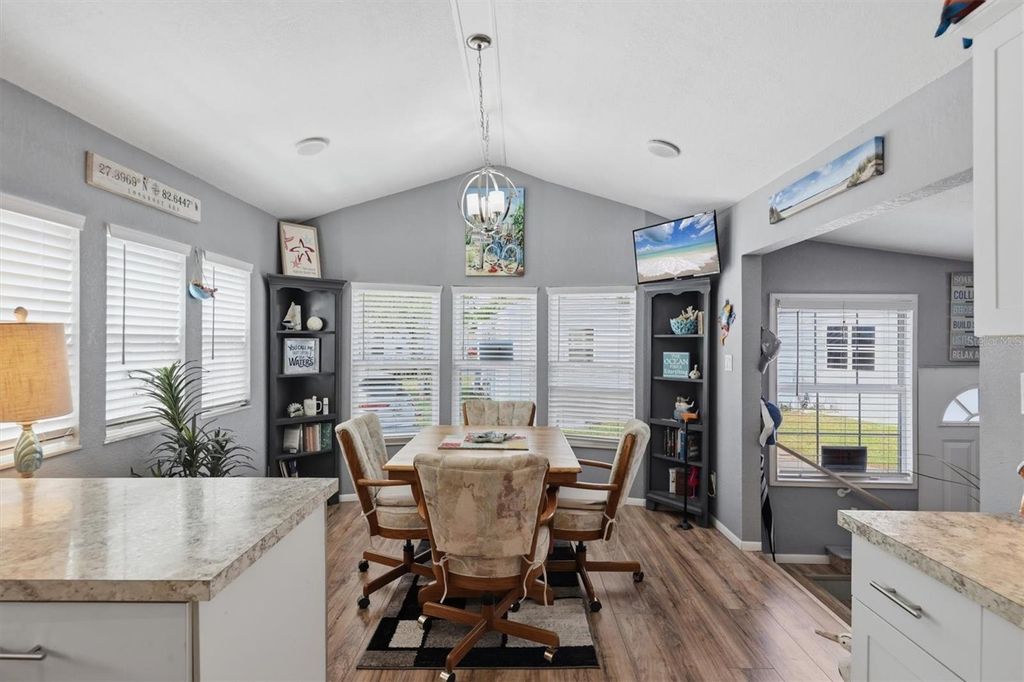 Image 15 of property listing at 1674 UNIVERSITY PKWY 41, Sarasota, FL 34243