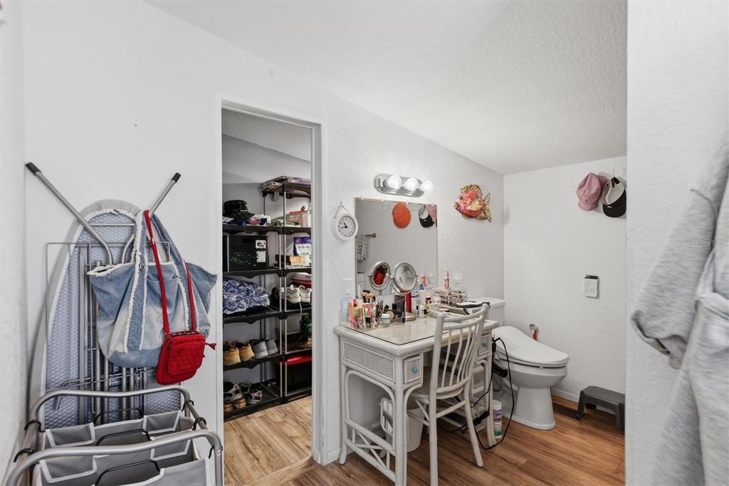 Image 19 of property listing at 1674 UNIVERSITY PKWY 41, Sarasota, FL 34243