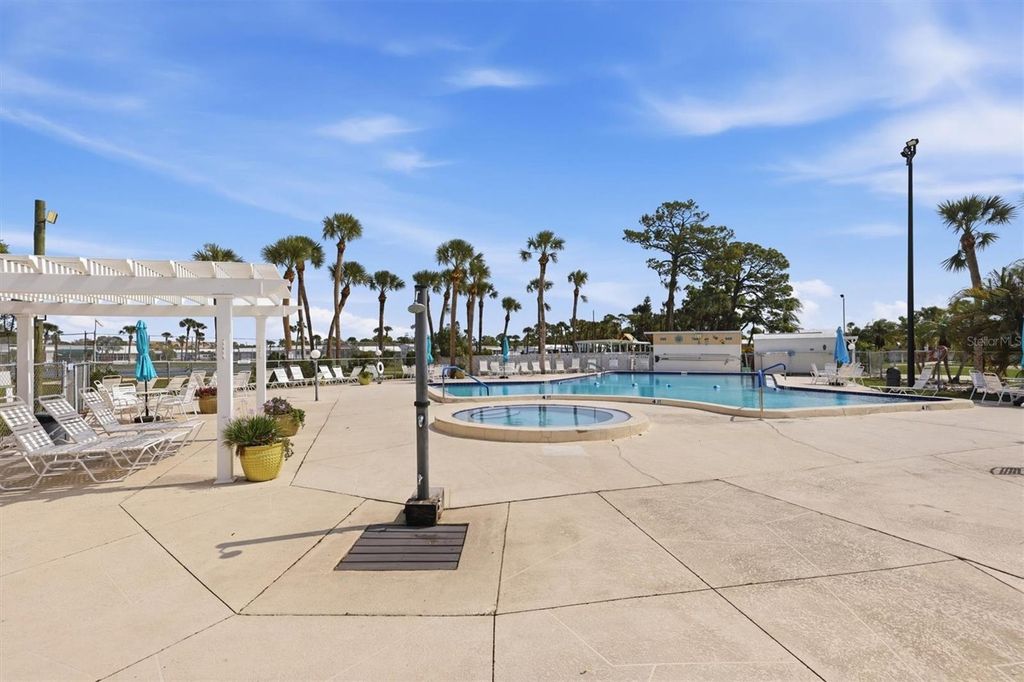 Image 26 of property listing at 1674 UNIVERSITY PKWY 41, Sarasota, FL 34243