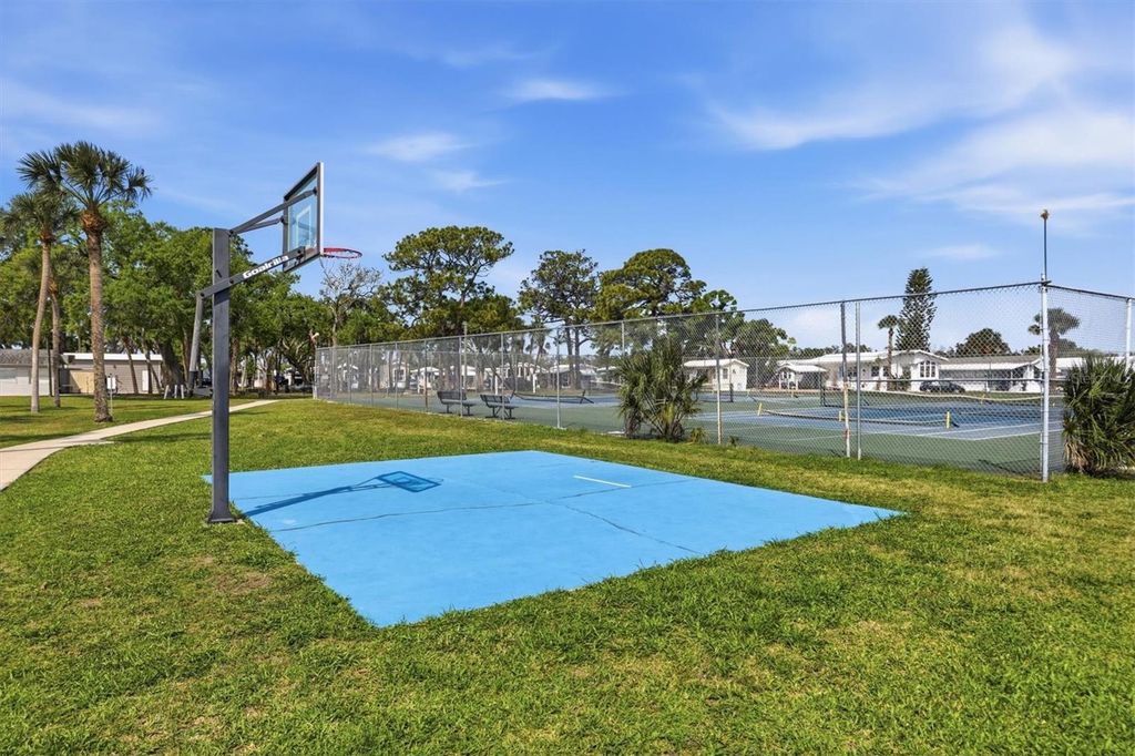 Image 30 of property listing at 1674 UNIVERSITY PKWY 41, Sarasota, FL 34243