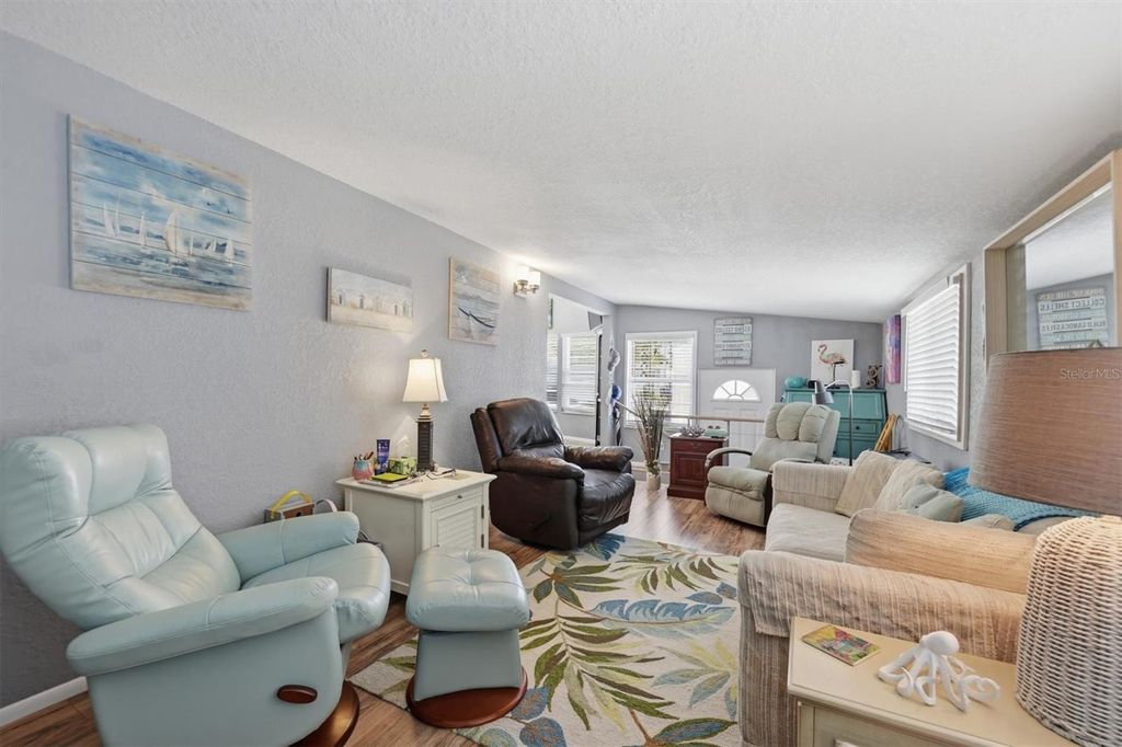 Image 7 of property listing at 1674 UNIVERSITY PKWY 41, Sarasota, FL 34243