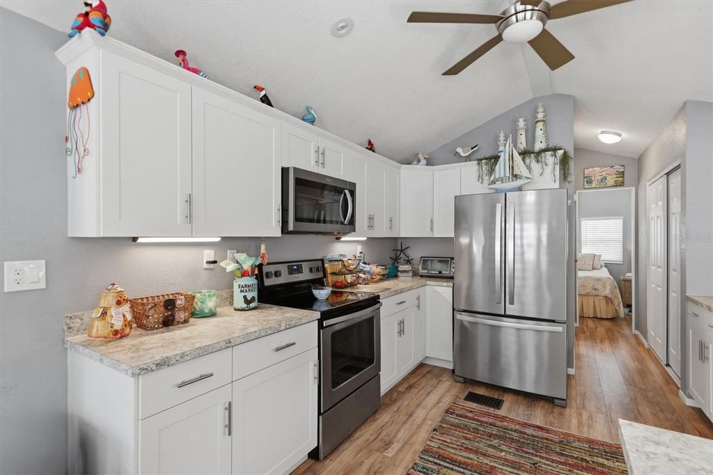 Image 9 of property listing at 1674 UNIVERSITY PKWY 41, Sarasota, FL 34243