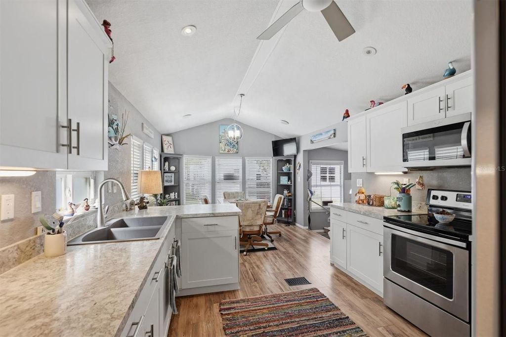 Image 10 of property listing at 1674 UNIVERSITY PKWY 41, Sarasota, FL 34243