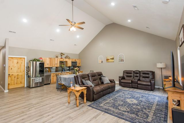 7128 E Farm Road 84, Strafford, MO 65757