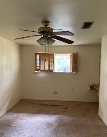 1002 S College Avenue, Cleveland, TX 77327