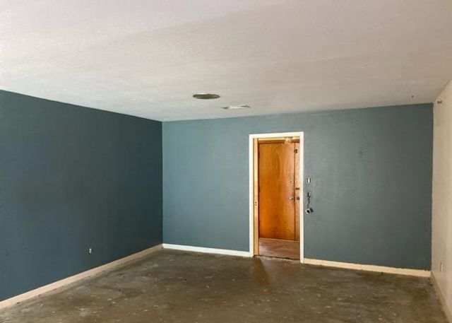 1002 S College Avenue, Cleveland, TX 77327