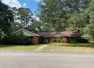 1002 S College Avenue, Cleveland, TX 77327